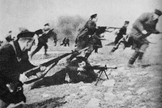 Морские десантники в атаке. 1942 г. Морские десантники в атаке. 1942 г.