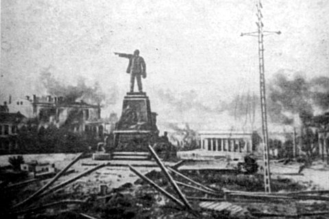 Севастополь. У памятника Ленину.