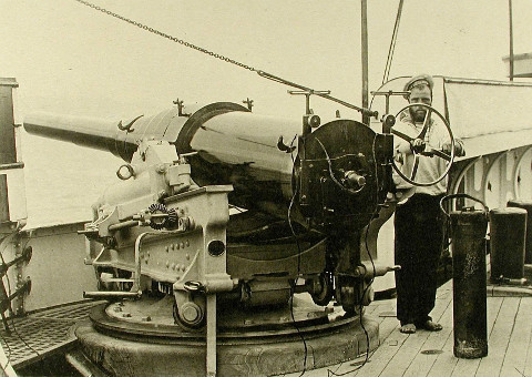 6-дм./35 пушка на палубе одного из крейсеров русской эскадры, Чифу, 1895 г. 6-дм./35 пушка на палубе одного из крейсеров русской эсадры, Чифу, 1895 г.